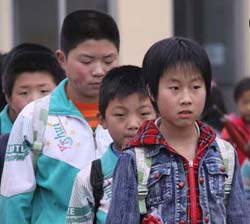 �̌W(xu��)�c(di��n)��ؓ(f��)؟(z��)����ȫ���f�������(d��n)�ľ��Ǻ��ӵİ�ȫ���}�����@ôС�ĺ��ӣ�ÿ�춼Ҫ���@ô�h(yu��n)��·�����Ҷ���Ƨ�o��ɽ·����