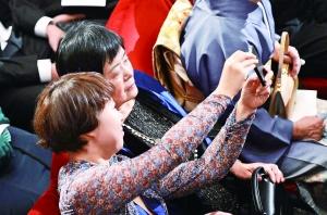 12��10����Ī�Եķ��˶����m���ϣ���Ů����ЦЦ���C���F(xi��n)�������� ���A��l(f��)