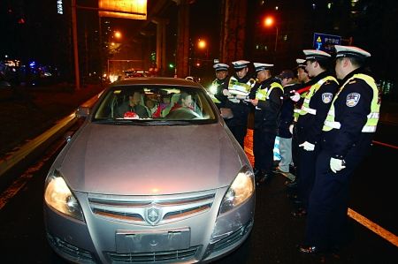 �������ϰ���һ��Ů�ӽ�����ѵ�܇�]��Ҏ���Ғ�̖�ƣ������R��12�ֵ�̎�P��ӛ��