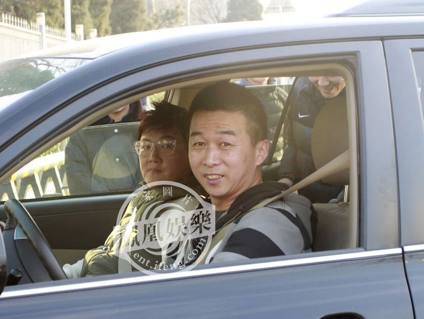 孫楠一行人現身央視大門外.jpg