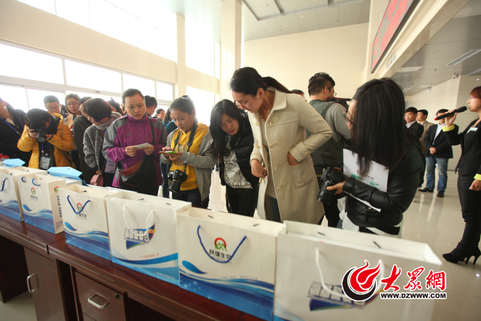 1��10��29�����磬���۽���һȦһ����������ʮ���Ї��W(w��ng)�j(lu��)ý�wɽ�|�С����L�F(tu��n)����ɽ�|��(qi��ng)����Ƽ��ɷ����޹�˾���L���󱊾W(w��ng)ӛ�� ���L(zh��ng)�� �z.jpg