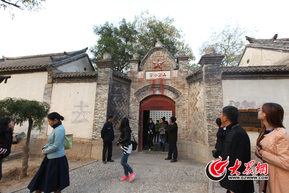 27�գ����۽���һȦһ����������ʮ���Ї��W(w��ng)�j(lu��)ý�wɽ�|�С����L�F(tu��n)���M(j��n)����600����vʷ�����Q�顰�R��?sh��)�һ�Ŵ塱������������������ԣ���^(q��)��(n��i)����������r(sh��)�ڵ�ɽ�С�W(xu��)������ã��F(xi��n)�ѳɞ��J�P(gu��n)�|�Ļ���չʾ�^(q��)��