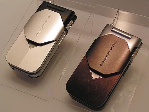 超前設(shè)計(jì)富士通大內(nèi)存旋蓋手機(jī)圖賞(2)