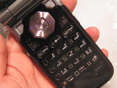 超前設(shè)計(jì)富士通大內(nèi)存旋蓋手機(jī)圖賞(3)