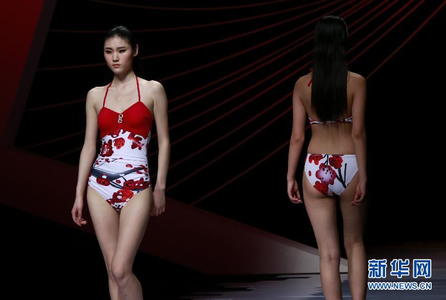 3��28�գ�ģ���ڱ����e�еġ�2015��ɳӾ�b����څ�ݰl(f��)��������չʾ�¿�Ӿ�b�O(sh��)Ӌ(j��)�� ���A��ӛ�� ������ �z