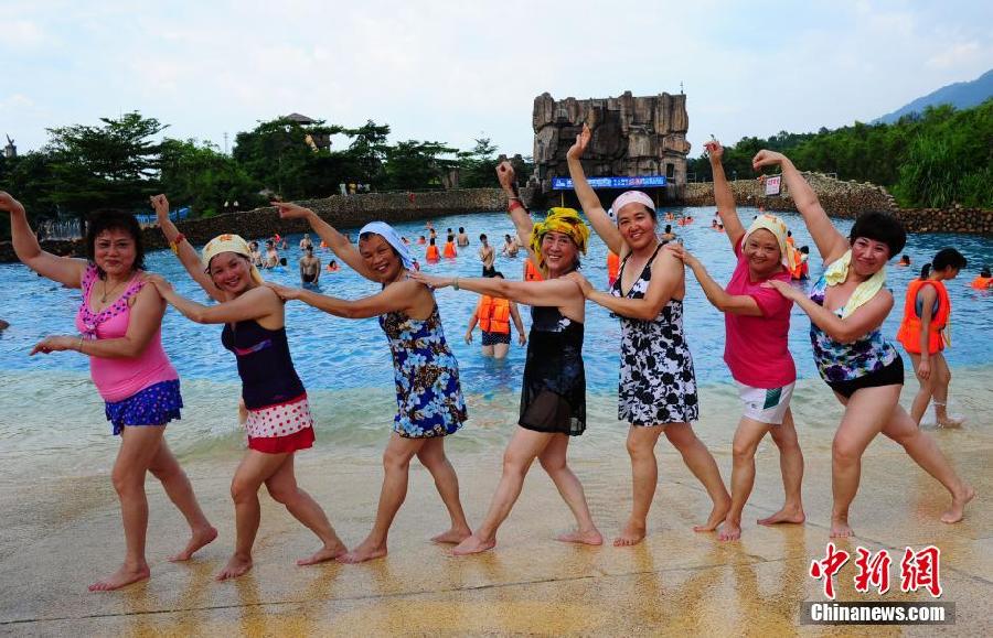 6��29�գ��������ף�һȺ�Ї�(gu��)���ڏV�|ɭ��������ˮ�ȵ���Ӿ��߅�����V��(ch��ng)�裬�����˱����ο͵��۹⡣������l(f��) ������(qi��ng) �z