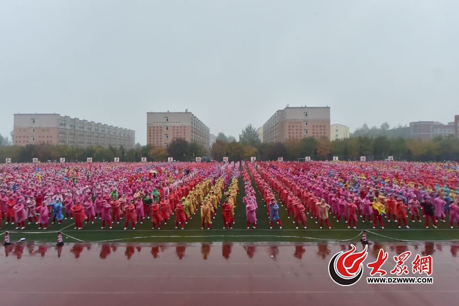 11��7�����磬ɽ�|��(j��)�ϣ������h����(x��)�꣬��(j��)��4000�����V��(ch��ng)��󋌡����傃���S������ͬ���裬��(zh��n)���c����14�����еĐ�(��i)����һ�𣬛_��һ�(xi��ng)�µļ���˹����o(j��)䛡���ͨӍ�T ����(l��)�� �z��