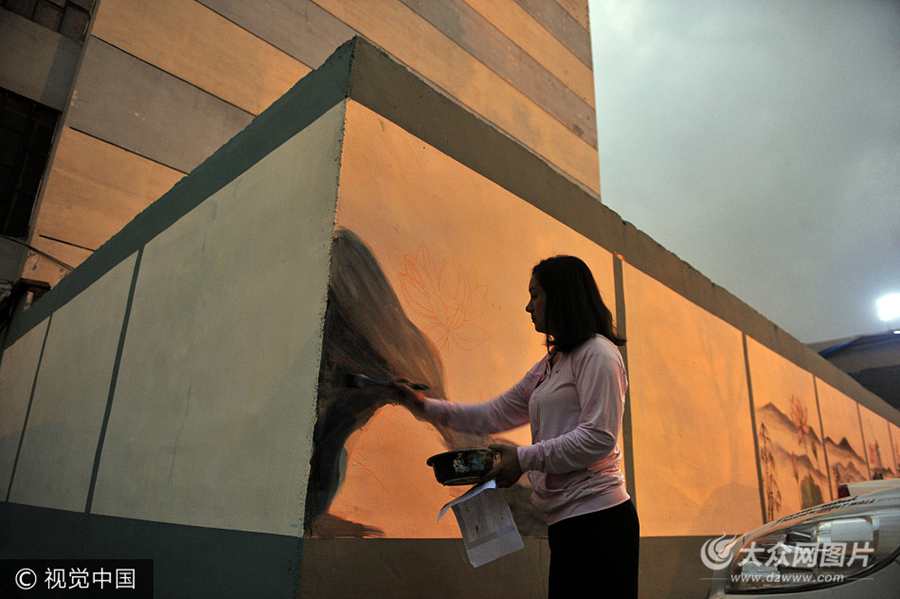 8��15����7�c��,�A������,�����������f��·܇ˮ�R��,·����ɫ�Ҵ�,��������ע�⵽,�������е���,��һ����С����Ӱ������ҹɫ�Г]�������P,���Ȏ׹P,һ֦ʢ�_�ĺɻ��SȻ���ϡ�