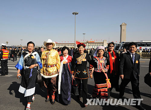 3月3日,全國(guó)政協(xié)委員抵達(dá)天安門廣場(chǎng)。 3月3日,中國(guó)人民政治協(xié)商會(huì)議第十一屆全國(guó)委員會(huì)第一次會(huì)議在北京人民大會(huì)堂開幕。 新華社記者高潔攝